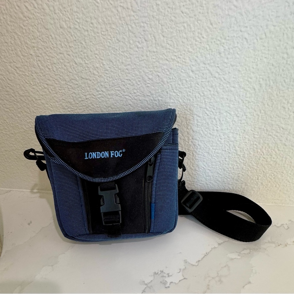 Camera Bag. London Fog crossbody quick release padded case